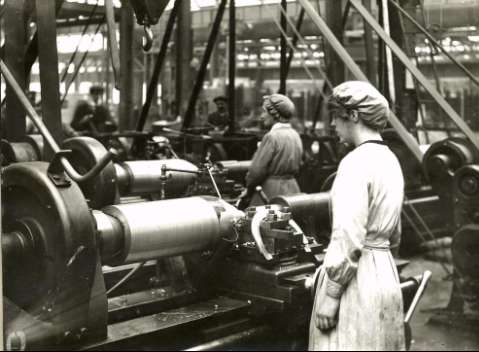 Mujeres británicas desbastando al torno una... (Producción: 1914-1918)